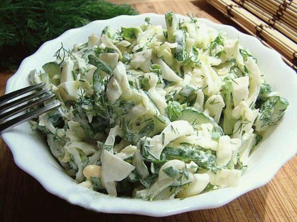 Свежий хрустящий салат с капустой и пикантной заправкой обладает всеми шансами стать вашим любимым