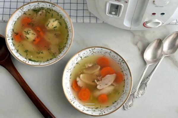 Вкусное блюдо еврейской кухни: куриный суп и маца. Вкусно, сытно и полезно для здоровья