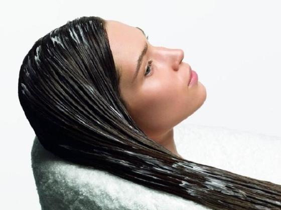 Домашние процедуры для волос, которые помогут выглядеть так, будто вы побывали в салоне красоты