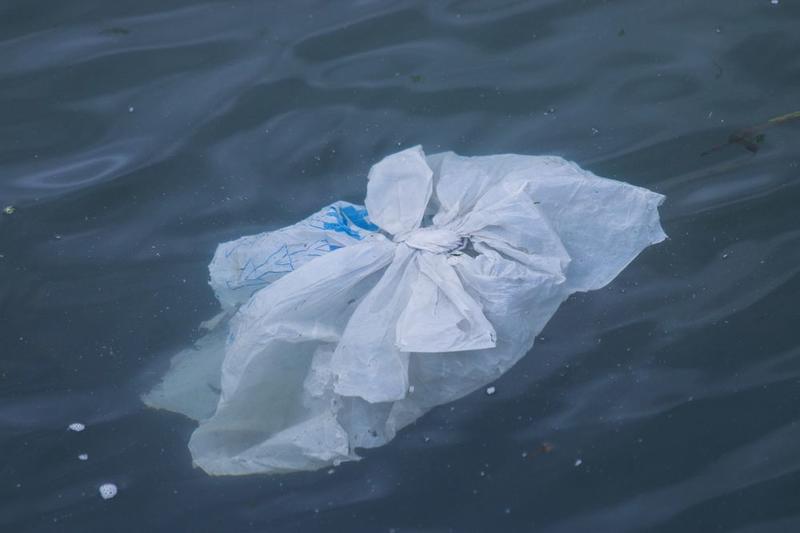 Пожилые люди нашли способ использовать старые пластиковые пакеты: они вяжут из них коврики и раздают людям