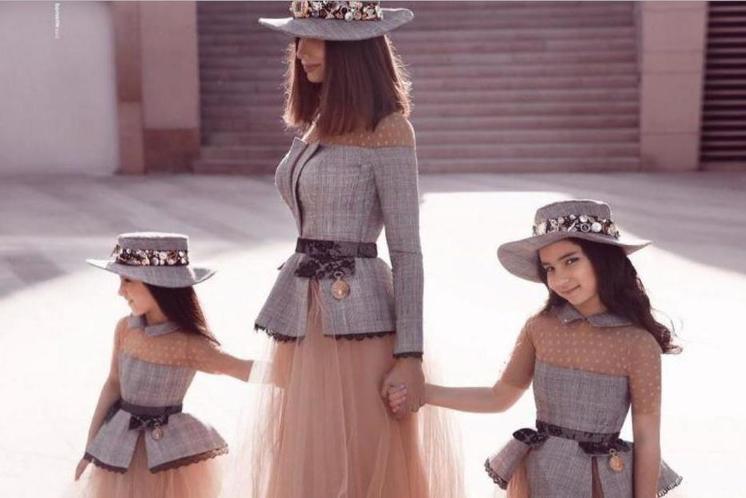 Глаз не оторвать: девочки и их мамы одеваются в одинаковые платья, достойные настоящих принцесс: фото