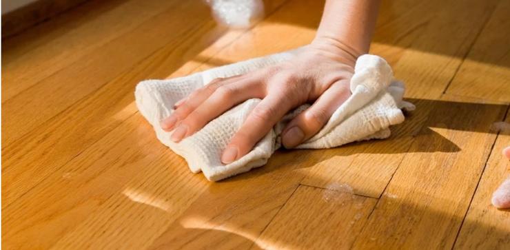 Предотвратить травмы и продлить срок службы напольного покрытия: почему важно регулярно чистить пол