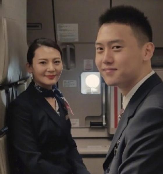 Мальчик сфотографировался в самолете со стюардессой: спустя 15 лет он снова встретил ее, теперь на работе