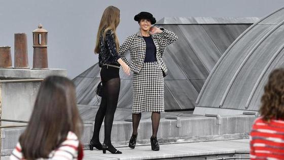 Французский комик чуть не сорвала весенне-летний показ Chanel 2020 на Неделе моды в Париже, присоединившись к параду моделей, идущих по подиуму
