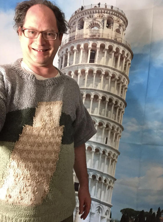 Парень вяжет свитеры с изображением интересных мест, а потом фотографируется в них: он стал очень популярен в Сети
