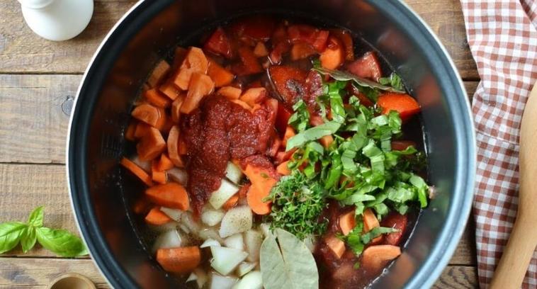 Сытный ужин: нежная, сочная говядина с овощами и чесноком