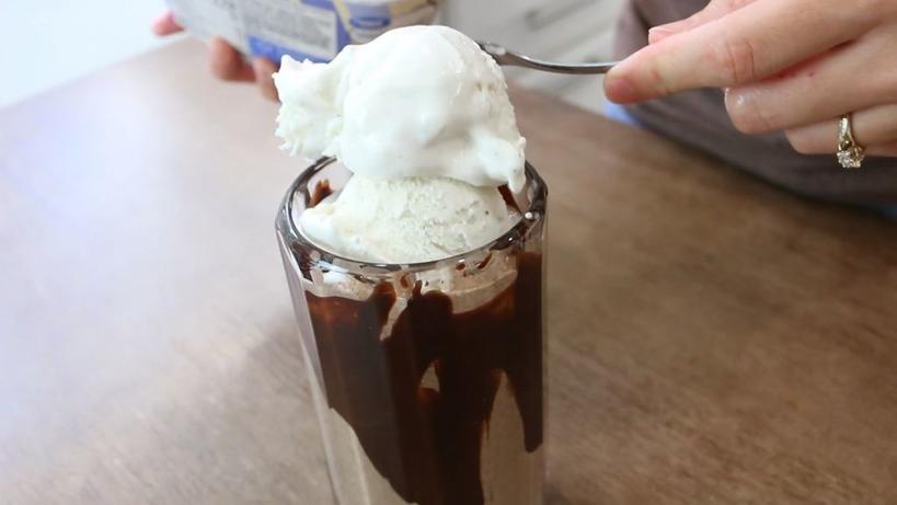 Десерт с оригинальной подачей: как приготовить коктейль с мороженым и шоколадом Kit Kat