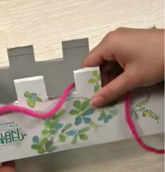 Как обычная коробка поможет вам связать шарф: с помощью интересного способа даже ребенок сможет научиться вязать