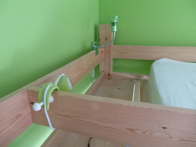 Практичный вариант для небольшой комнаты: как сделать детскую кровать на высокой платформе