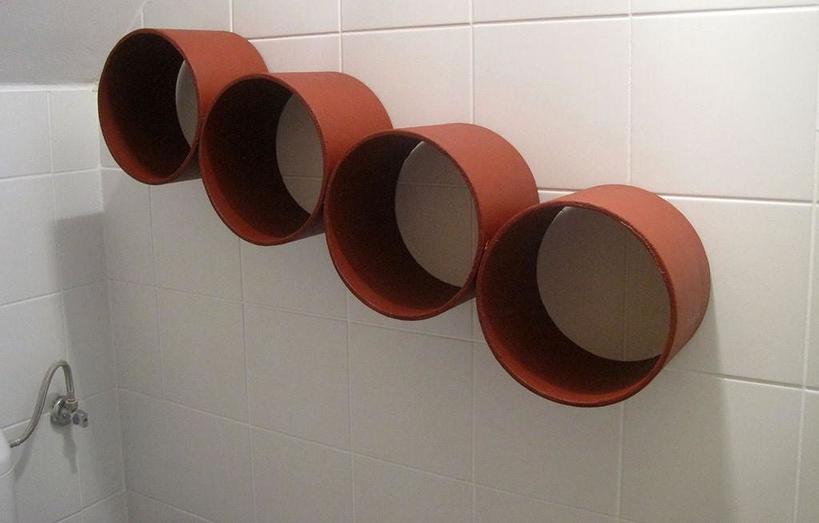Универсальные полочки в ванную комнату: их можно сделать из обычных картонных труб