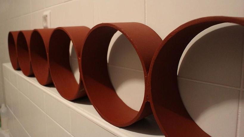 Универсальные полочки в ванную комнату: их можно сделать из обычных картонных труб