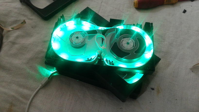 Муж нашел в шкафу старые видеокассеты: он решил не выбрасывать их, а сделал красивый ретро-светильник