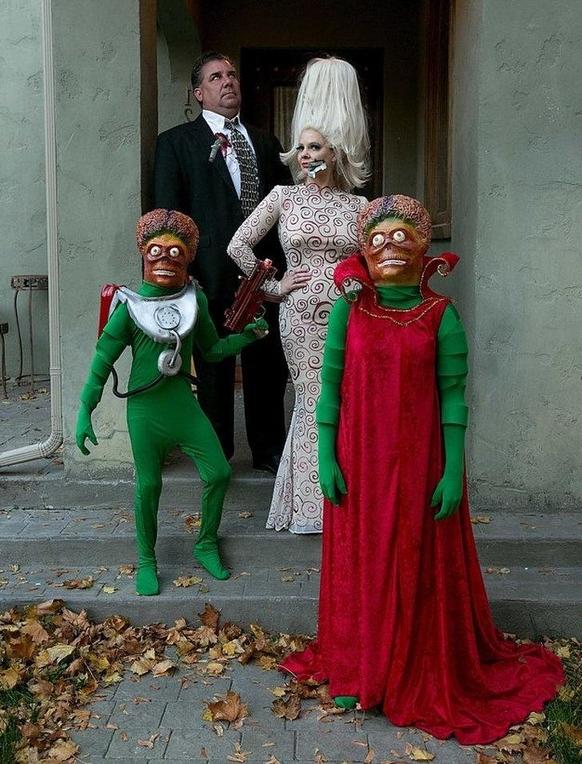 Самые забавные костюмы с прошедшего Хэллоуина: маленький Фродо, королевская семья и другие