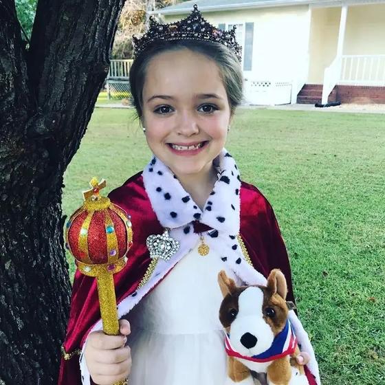 8-летняя фанатка королевы воссоздает самые знаковые наряды Елизаветы II (фото)