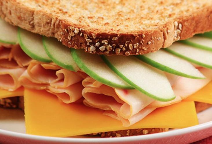 Как выглядят самые полезные блюда для обеда - яблочный сэндвич с курицей и другие варианты