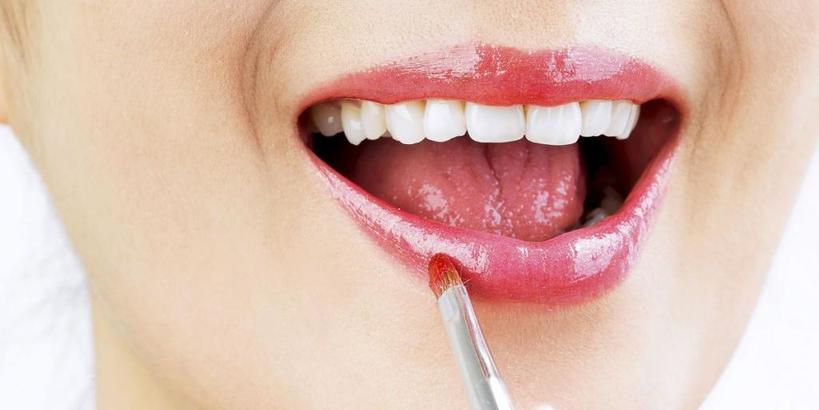 Создаем голливудскую улыбку: как нанести помаду, чтобы зубы казались белее, чем есть на самом деле