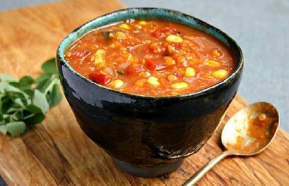 Наступили холода, и я готовлю ароматный чечевичный суп с карри и другими специями (рецепт)