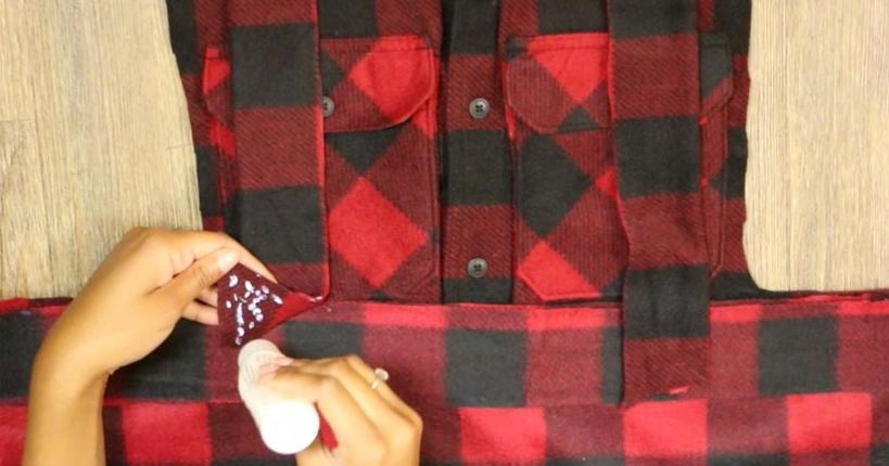Из фланелевой рубашки можно сделать модный сарафан: понадобятся только ножницы и немного клея
