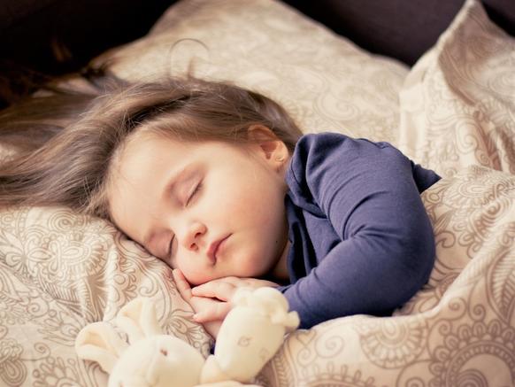В течение первого года жизни ребенка родители теряют 700 часов сна. Психологи нашли выход