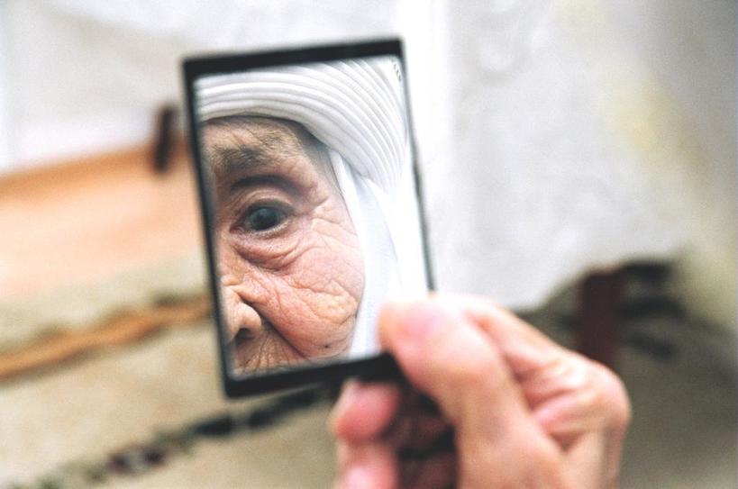 Бабушка научила определять, когда зеркало накопило негативную энергию, и рассказала, что нельзя делать, глядя в отражение