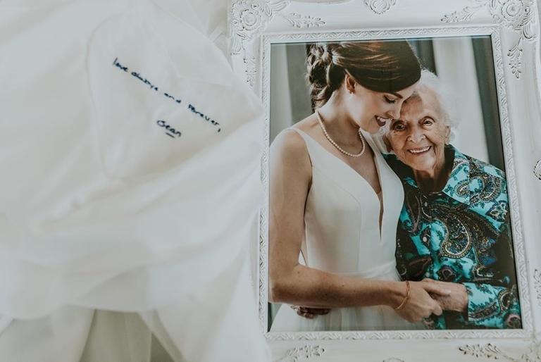 В день свадьбы невеста показала родственникам фотографию со своей бабушкой