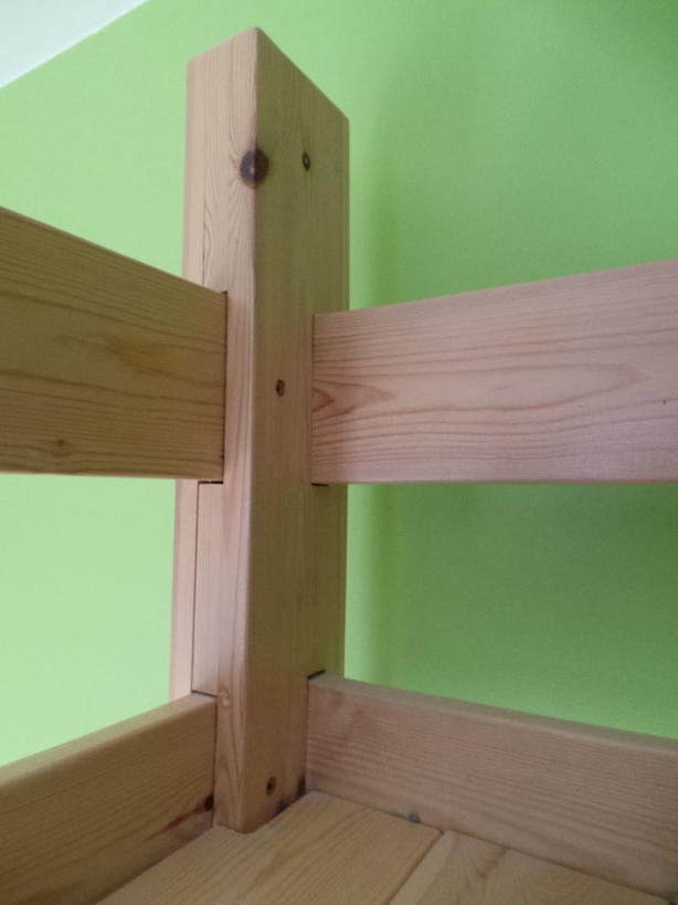 Практичный вариант для небольшой комнаты: как сделать детскую кровать на высокой платформе