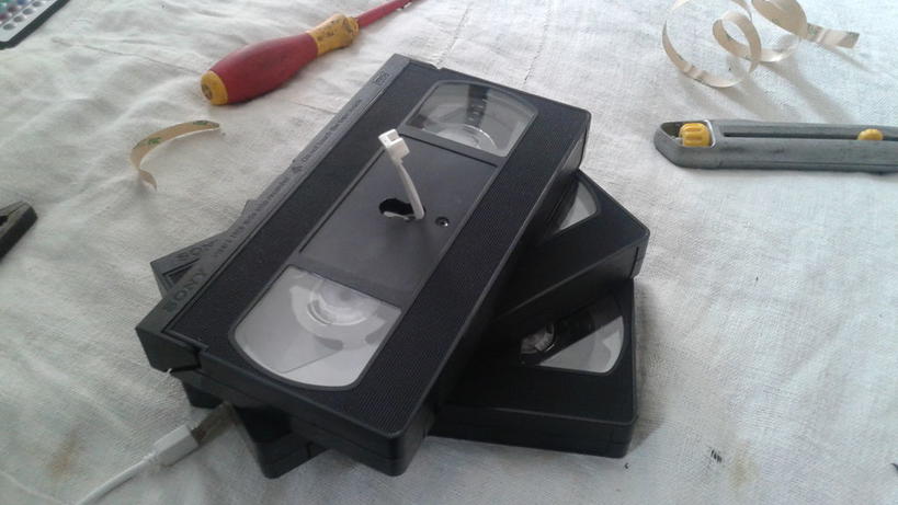 Муж нашел в шкафу старые видеокассеты: он решил не выбрасывать их, а сделал красивый ретро-светильник