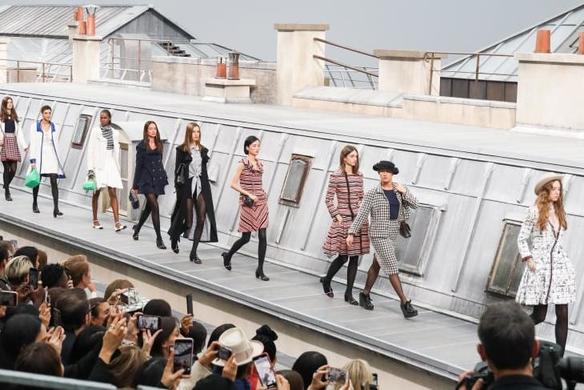 Французский комик чуть не сорвала весенне-летний показ Chanel 2020 на Неделе моды в Париже, присоединившись к параду моделей, идущих по подиуму