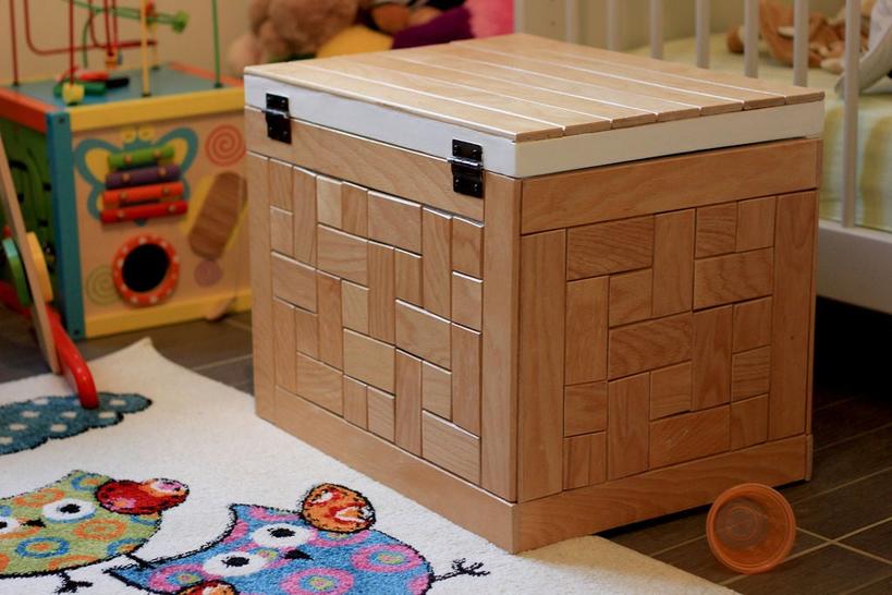 Муж сделал деревянный ящик для игрушек: теперь в детской комнате красота и порядок