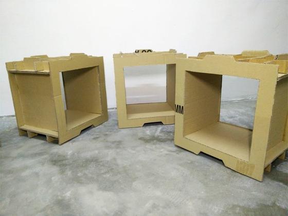Не обязательно покупать дорогую мебель: из обычного картона можно сделать модульный стеллаж для хранения вещей