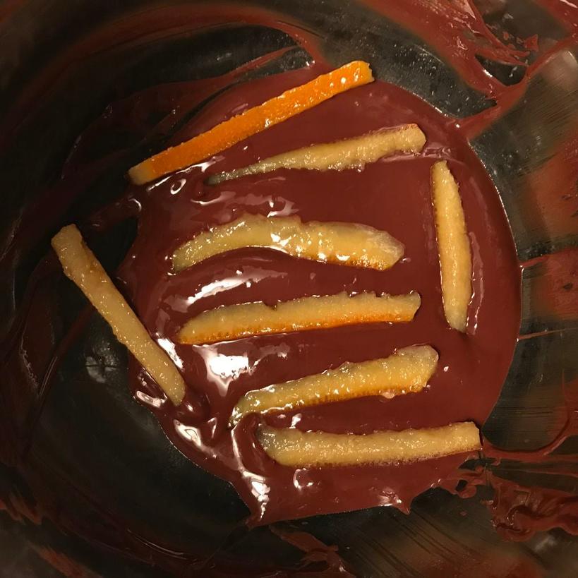 Цедру апельсина можно не выбрасывать: из нее можно сделать вкусные шоколадные палочки