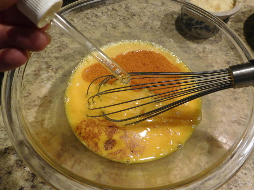 Завтрак должен быть сытным и вкусным: рецепт суперпитательных кексов с беконом, сыром, овощами и яйцом с пряностями