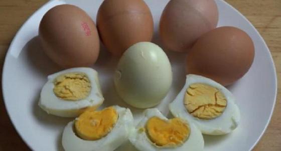 Свекровь показала трюк, как приготовить большое количество яиц без варки. Такой способ оказался очень удобным