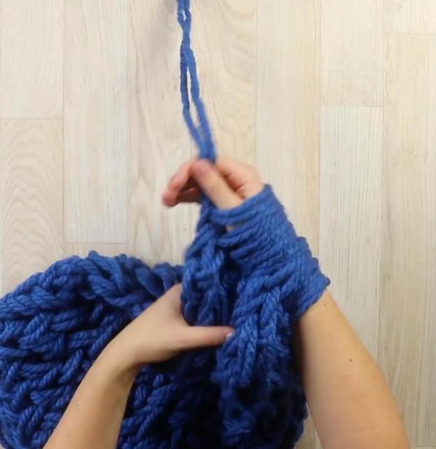 Пора готовиться к зиме! На днях я связала модный шарф, используя только пальцы рук: делюсь своим секретом