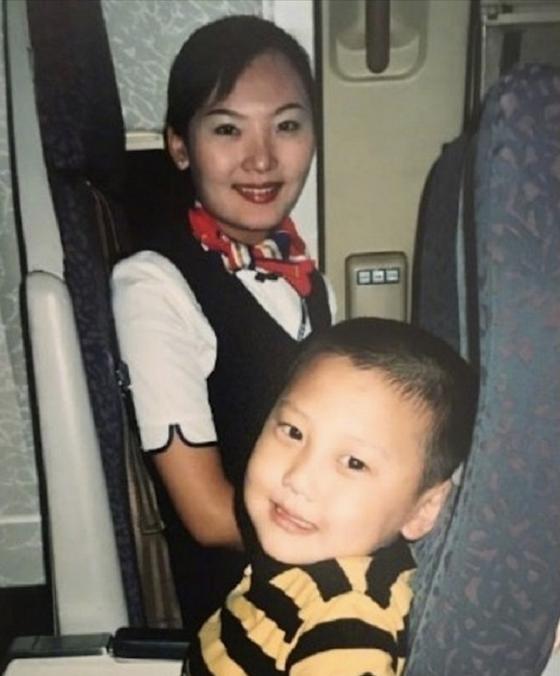 Мальчик сфотографировался в самолете со стюардессой: спустя 15 лет он снова встретил ее, теперь на работе