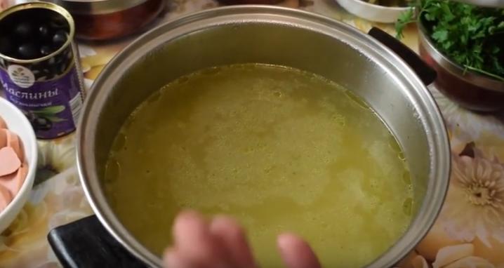 Моя мама варит вкусную солянку: это проверенный опытом рецепт ее бабушки (видео)
