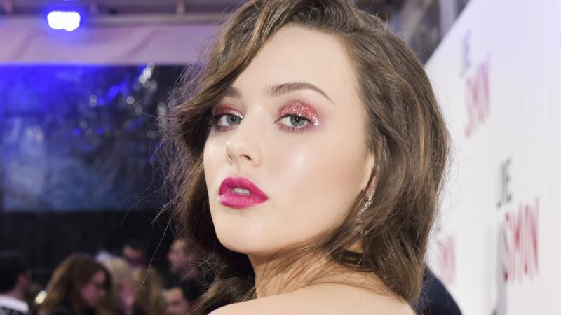 Брови напоказ, «голое» лицо и розовые щечки: визажисты рассказали, какие тренды макияжа будут актуальны в 2020 году