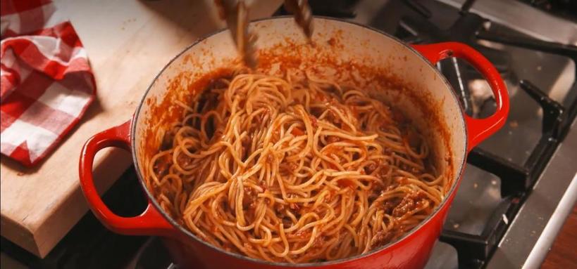 Ни один праздник не обходится без моего коронного блюда: половинки перцев, фаршированные спагетти