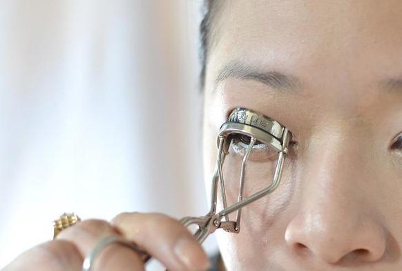 Как сделать макияж девушкам, которые носят очки: несколько советов визажиста