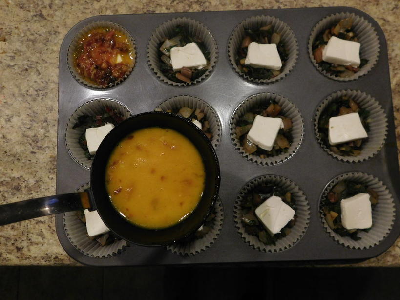 Завтрак должен быть сытным и вкусным: рецепт суперпитательных кексов с беконом, сыром, овощами и яйцом с пряностями