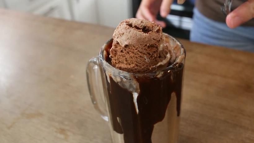 Десерт с оригинальной подачей: как приготовить коктейль с мороженым и шоколадом Kit Kat