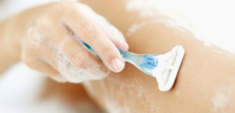 Утро - время неподходящее: 8 ошибок, которые допускают практически все женщины при бритье ног