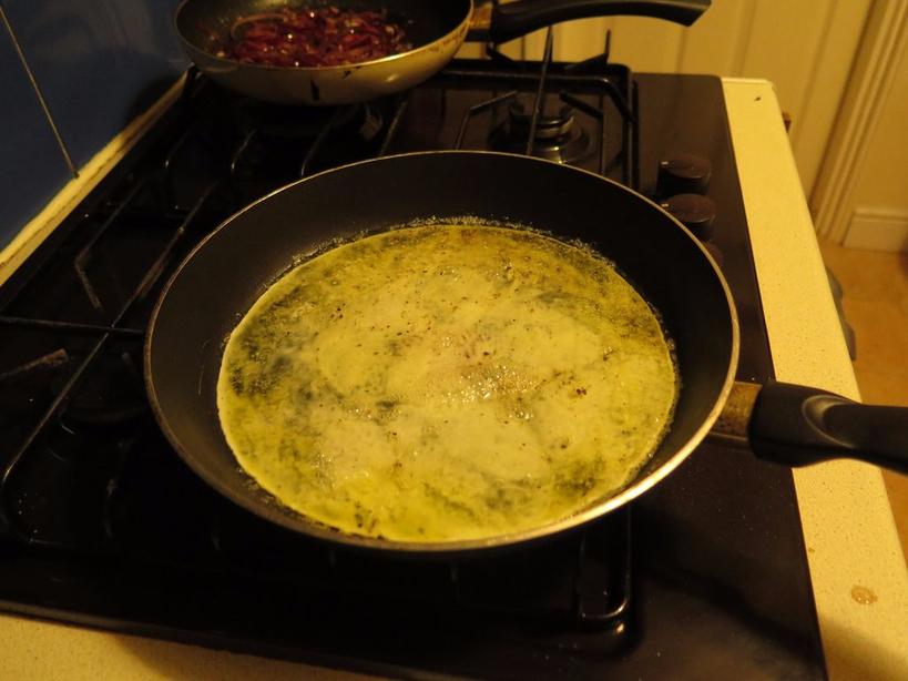 Полезный и сытный завтрак: рецепт белкового омлета со шпинатом и красным луком