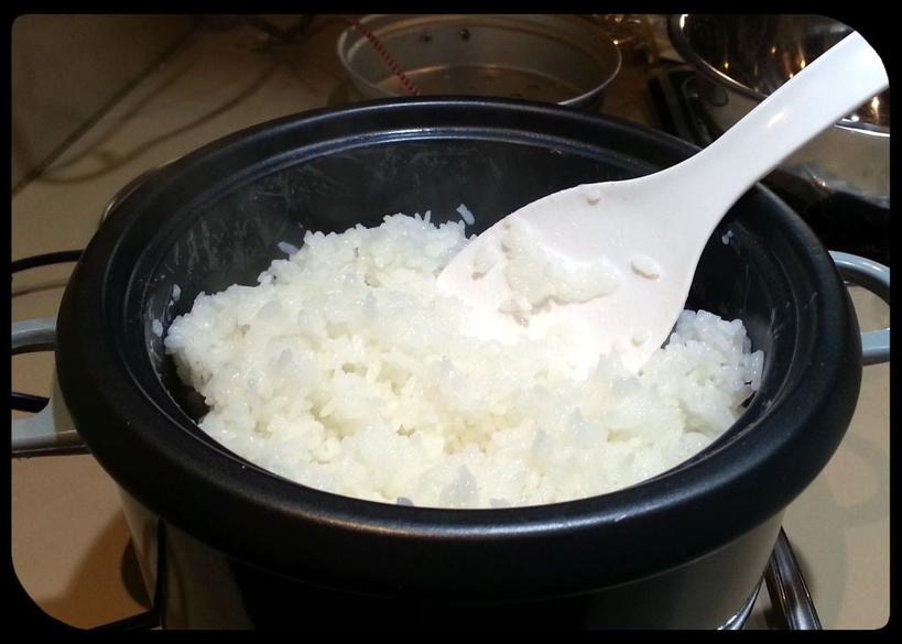 Не хуже, чем суши и роллы: как приготовить рисовые шарики с рыбной начинкой