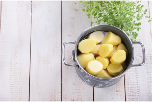 Кожу смягчит и на кухне поможет: 6 причин не выливать картофельный отвар