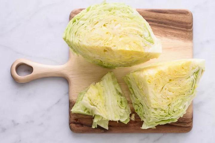 Слишком много сыра, капусты, сухариков: какие ингредиенты могут испортить полезные свойства салата