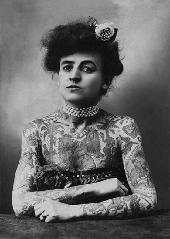 Женщины носили тату задолго до того, как это стало модным. Ретро фотографии