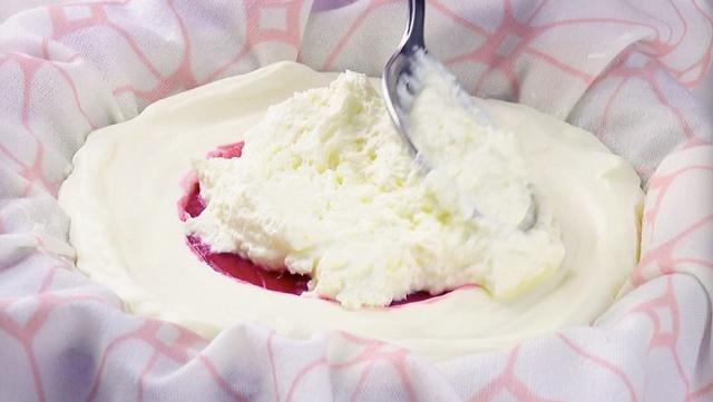 Йогуртовый тортик украшаю ягодами: секрет в начинке из ароматной малины