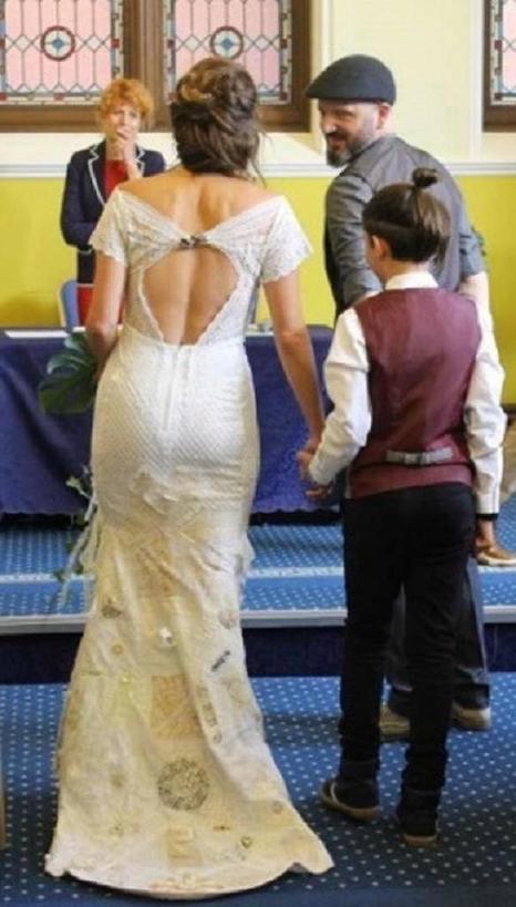 С миру по нитке: невеста сшила свадебное платье из лоскутов от свадебных нарядов своих знакомых