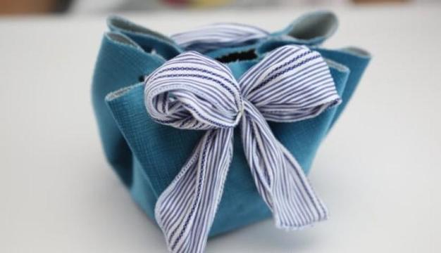 Модный аксессуар для прогулок: как сделать небольшую сумочку для мелочей без единого шва